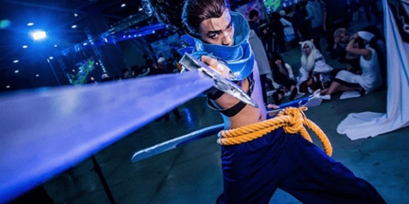 Cosplay Yasuo liên minh với thanh kiếm sắc 