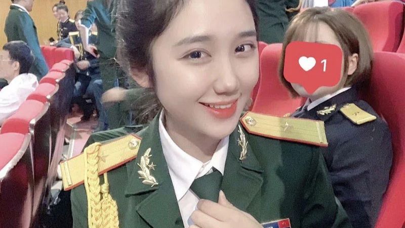 Mina Young trong hình ảnh nữ quân nhân